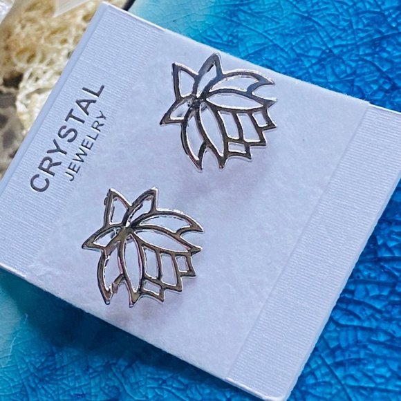 Silver lotus flower stud earring - Picture 7 of 11